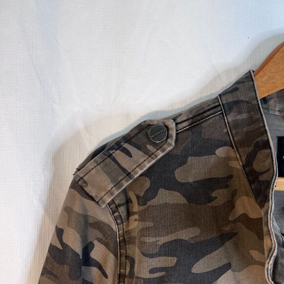 Sanctuary Green Army Camo Print Mock Neck Cargo Utility Jacket Size Medium - Picture 9 of 14